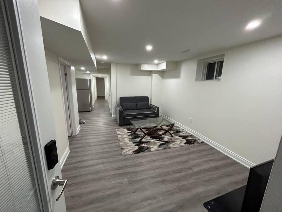 ברמפטון 2 Bedroom Private Apartment With Private Entrance מראה חיצוני תמונה