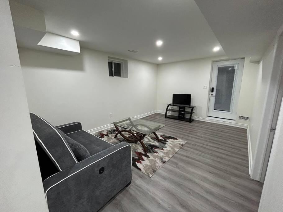 ברמפטון 2 Bedroom Private Apartment With Private Entrance מראה חיצוני תמונה