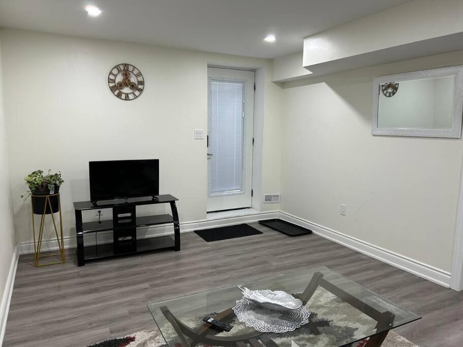 ברמפטון 2 Bedroom Private Apartment With Private Entrance מראה חיצוני תמונה